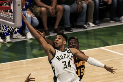 Giannis  no juega por su rodilla desde el cuarto partido de la serie ante Hawks.