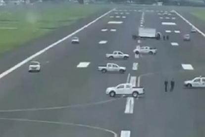 La pista fue bloqueda con vehículos de la ATM, la mañana del 18 de marzo de 2020, en plena emergencia sanitaria por la COVID-19.