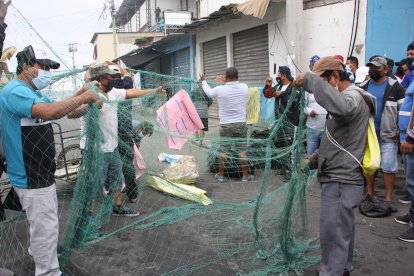 Consecuencia. Ante la falta de respuestas inmediatas, los pescadores cerraron las calles de acceso al mercado con sus redes. No se vendieron los productos. La acción se replicará hasta que las autoridades actúen.
