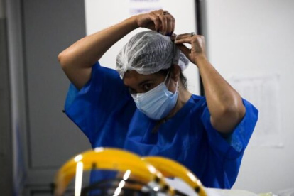 Una enfermera uruguaya atendiendo pacientes de Covid-19