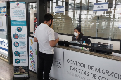 Los viajeros deben presentar pruebas o el carnet de vacunación en los aeropuertos antes de abordar sus vuelos a Galápagos.