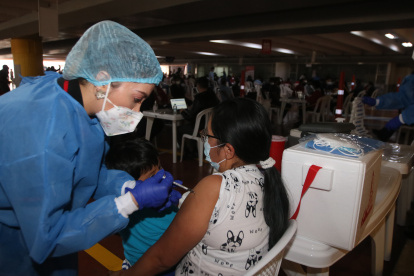 Referencial. La vacuna empresarial avanza en Ecuador.