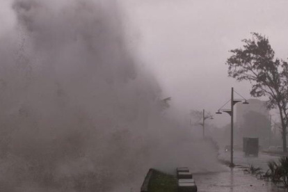 El mal tiempo en Florida no ayuda en la búsqueda de víctimas del derrumbe de edificio.
