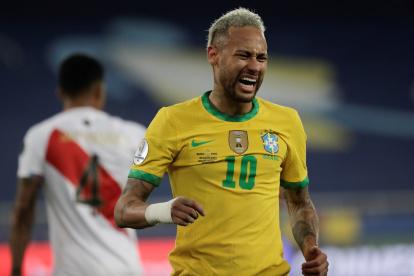 Neymar festeja la clasificación de la selección brasileña a la final de la Copa América.