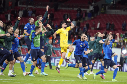 Los jugadores de la selección italiana festejan la clasificación ante España.