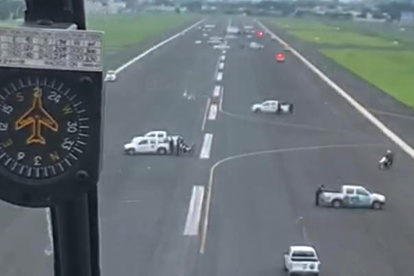 El 18 de marzo de 2020, la pista del aeropuerto de Guayaquil fue invadida por carros aparentemente municipales.