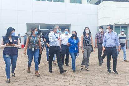 Recorrido. Las autoridades recopilan información sobre la situación de los hospitales en la red pública.