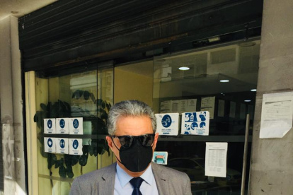 Renuncia. Marcelo Ron, abogado del excontralor Pablo Celi, fue a Participación para entregar el documento.