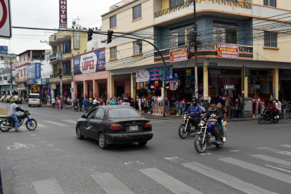 Avenida García Moreno. Debido a que los semáforos no funcionan en algunos tramos de esta ruta, a cualquier hora del día hay desorden. Conductores de autos y motos tocan sin parar las bocinas. Los incidentes son continuos