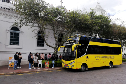 Turistas en Cuenca, ciudad que, según el Gobernador del Azuay, está azotada por la delincuencia.