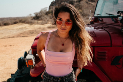 Ivanna, quien es conocida como Vanna, se lanzó como solista profesional el año pasado.