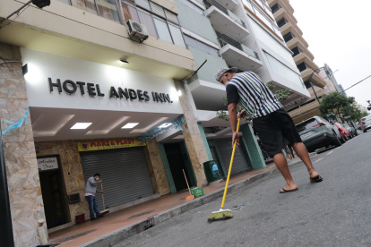 Este miércoles 7 de julio de 2021 un hombre se lanzó desde el tercer piso de un hotel, la Policía Nacional investiga si es suicidio.