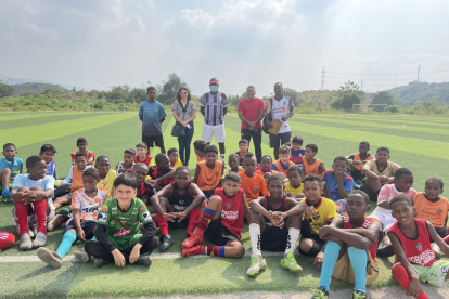 Fierro junto a los  niños de Socio Vivienda 2 de la academia que será una de las 40 con licencia FIDE.