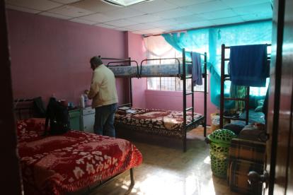 Rutina. Todas las mañanas, los residentes del albergue en la mitad del mundo, se despiertan temprano para limpiar sus habitaciones y desayunar antes de salir a buscar empleo.