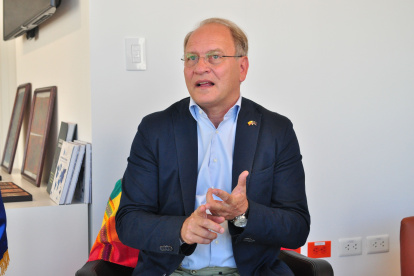 FOTOGRAFIAS AL EMBAJADOR DE LA UNION EUROPEA CHARLES MICHEL GEURTS EN EL EDIFICIO TORRE 6





07 de julio  de 2021

KARINA DEFAS 

Agencia (ag-expreso ag-extra ag-quito)