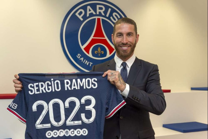 Sergio Ramos muestra la camiseta del PSG tras ser anunciado como fichaje.