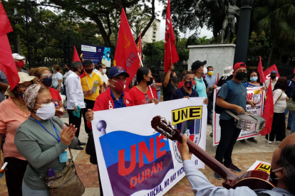 Plantón de La UNE, en el Parque Centenario