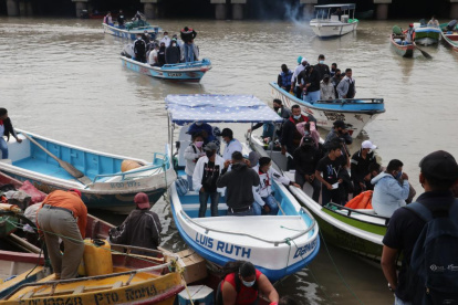 Los familiares de la víctima llegaron por la mañana a Guayaquil. Ellos arribaron en pequeñas embarcaciones pesqueras.