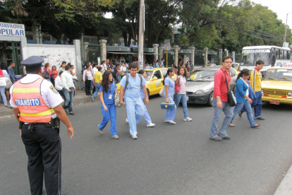 La avenida tiene afluencia de peatones todo el día. Es incómodo caminar.