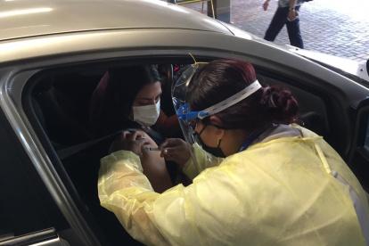 El centro comercial Mall del Sol adecuó parte de sus instalaciones para colaborar con el proceso de inmunización.