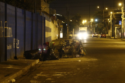 Algunas calles y callejones de la ciudadela permanecen a oscuras por la poca densidad del alumbrado público.