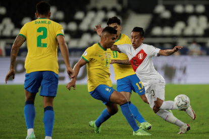 Casemiro (c), volante de la selección brasileña, elogió el juego en conjunto de los argentinos.