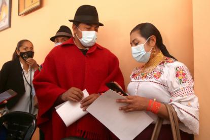 Leonidas Iza mantuvo ayer un diálogo con la asambleísta Dina Farinango. Ambos cuestionan la autorregulación que propone el Ejecutivo.