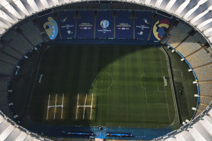 Fotografía tomada con un drone que muestra el estadio Maracaná donde mañana se jugará el "súper clásico" entre Brasil y Argentina, hoy en Río de Janeiro (Brasil).