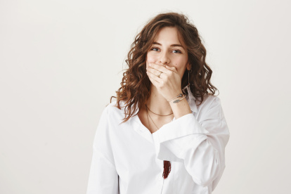 Mujer con ataque de hipo