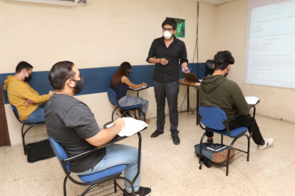 Decenas de jóvenes se preparan en el preuniversitario Evolución para rendir la nueva prueba de ingreso a la universidad.