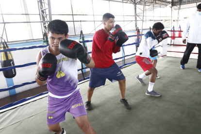 Ángel Delgado, joven pugilista guayaquileño, anhela pelear ante sus ídolos del boxeo, pero hasta que llegue el día se prepara en el coliseo de Fedeguayas.