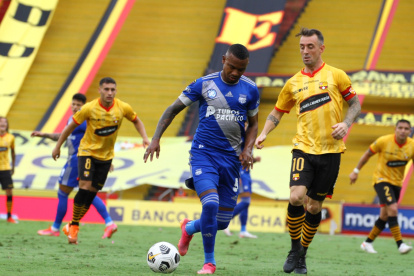 Emelec toma ventaja en el primer tiempo y le gana a Barcelona 1-0.