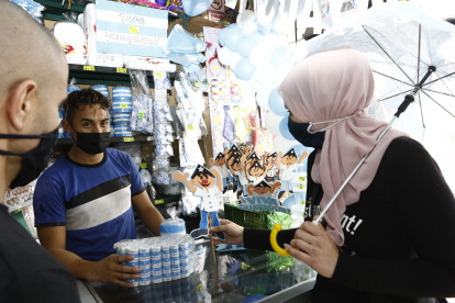 Celebración. Toula Soleiman, una turista del Líbano, compra los adornos de la fiesta de Guayaquil para festejar el cumpleaños de su hija.