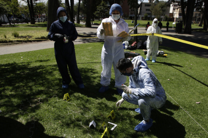 Trabajo de cuidado. El futuro perito Ismael Bermeo usa un hisopo para tomar muestras de sangre del suelo.