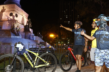 GRUPO DE CICLISTAS HACCE SU RUTA NOCTURNA EN EL PARQUE CENTENARIO PARA AYUDAR A LA RECUPERACION DEL PARQUE EN EL PLANO TURISTICO/JIMMY NEGRETE/GUAYAQUIL-ECUADOR