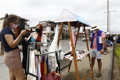 Recreación. En la avenida Isidro Ayora, en el norte, hubo desde caminatas hasta ferias sobre las veredas.