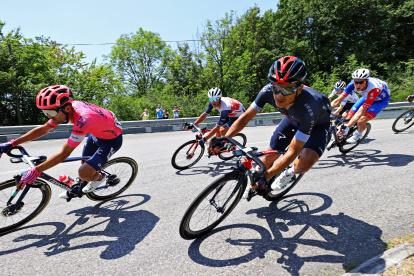 Richard Carapaz (c) durante la etapa de ayer, en la que por su actuación escaló un lugar en la general.
