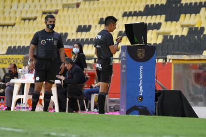 Luis Quiroz, árbitro del duelo entre Barcelona y Emelec, no pudo observar dos jugadas polémicas en el VAR pues se dañó por casi 20 minutos.