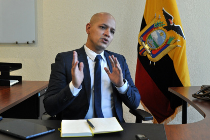 El secretario de Planificación es Economista por la Universidad Politécnica del Litoral, con especialización en Teoría y Política Económica. Fue subdirector de Investigaciones de la Fundación Ecuador Libre