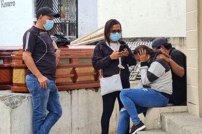 Hecho. Los familiares de las víctimas esperaban afuera de la morgue que les entregaran los cuerpos.