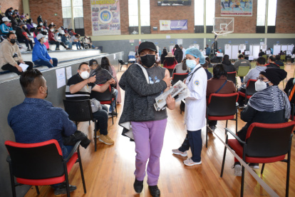 Orden. Uno a uno pasaron a las estaciones de vacunación para recibir la inyección en el brazo izquierdo.   
 Quito 11 de Julio de 2021 Agencia(ag-extra ag-expreso-ag-quito) Gustavo Guaman