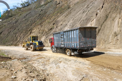 La gráfica muestra el mal estado de la carretera en el kilómetro 33,  a la altura del sector Palanumá, que corresponde al tramo I del Cuarto Eje Vial.