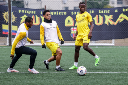Nixon Molina, Matías Oyola y Leonel Quiñónez durante la práctica de Barcelona en Argentina.