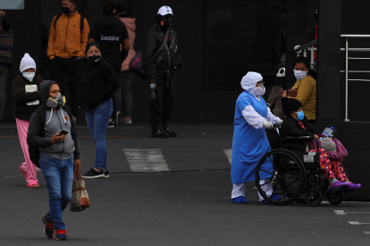 Los equipos de búsqueda en el siniestrado edificio residencial en Surfside, en el sur de Florida (EE.UU.), rescataron otros cuatro cuerpos, con lo que la cifra provisional de fallecidos por el derrumbe se eleva a 94 este lunes.