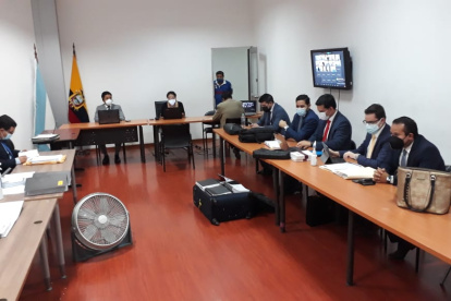 La primera suspensión se dio ante el pedido de la defensa de Daniel Salcedo Bonilla, quien solicitó la excusa de la jueza ponente Dora Vargas.