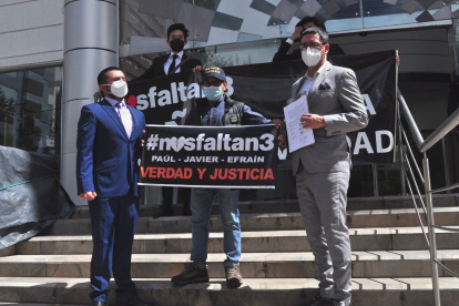 Pedido. Los familiares de Javier, Paúl y Efraín fueron a la Corte este lunes 12 de julio.