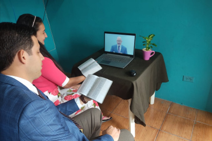 Desde los primeros meses de 2020 los testigos de Jehová realizan sus reuniones virtualmente incluso sus asambleas.