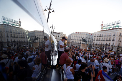 Varias personas participan en la concentración "Por una Cuba libre" en la Puerta del Sol, este lunes en Madrid. La concentración pide "el fin del castrismo".