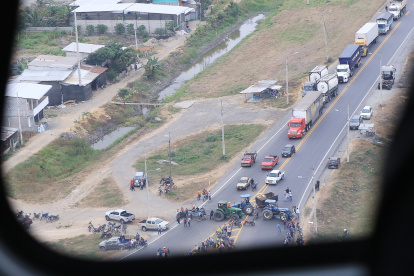 Con tractores cerraron las vía de acceso en Guayas.