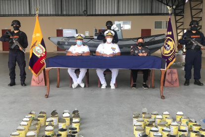 Las latas con droga que la Armada Nacional junto a la Policía Nacional encontraron en una embarcación.
